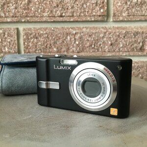 Panasonic LUMIX DMC FX10 6.0MP Digital Camera In Black + Tamrac Case